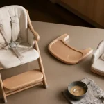 Chaise haute babymoov pliable en bois clair avec harnais 5 points et tablette