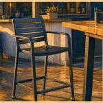 Chaise haute exterieur en aluminium sur terrasse, hauteur et patins antidérapants visibles