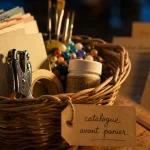 Loisirs créatifs fournitures : papiers et outils sur table