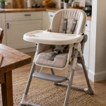 Chaise haute pliable : harnais, mécanisme verrouillé, gain de place.