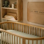 Lit bébé ovale 7-en-1 en bois clair dans une chambre enfant