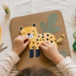 Loisirs créatifs enfants : collage papier avec feutres et colle pour enfant
