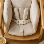 reducteur chaise haute beige ajusté pour confort et sécurité bébé à table